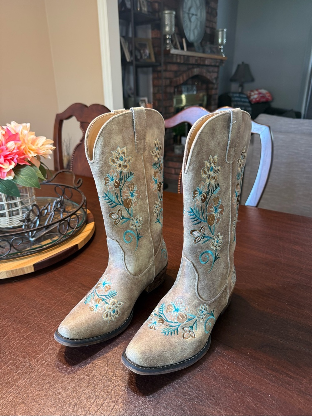 Women’s Roper Riley floral embroidery snip toe cowboy boots- size 8 1/2